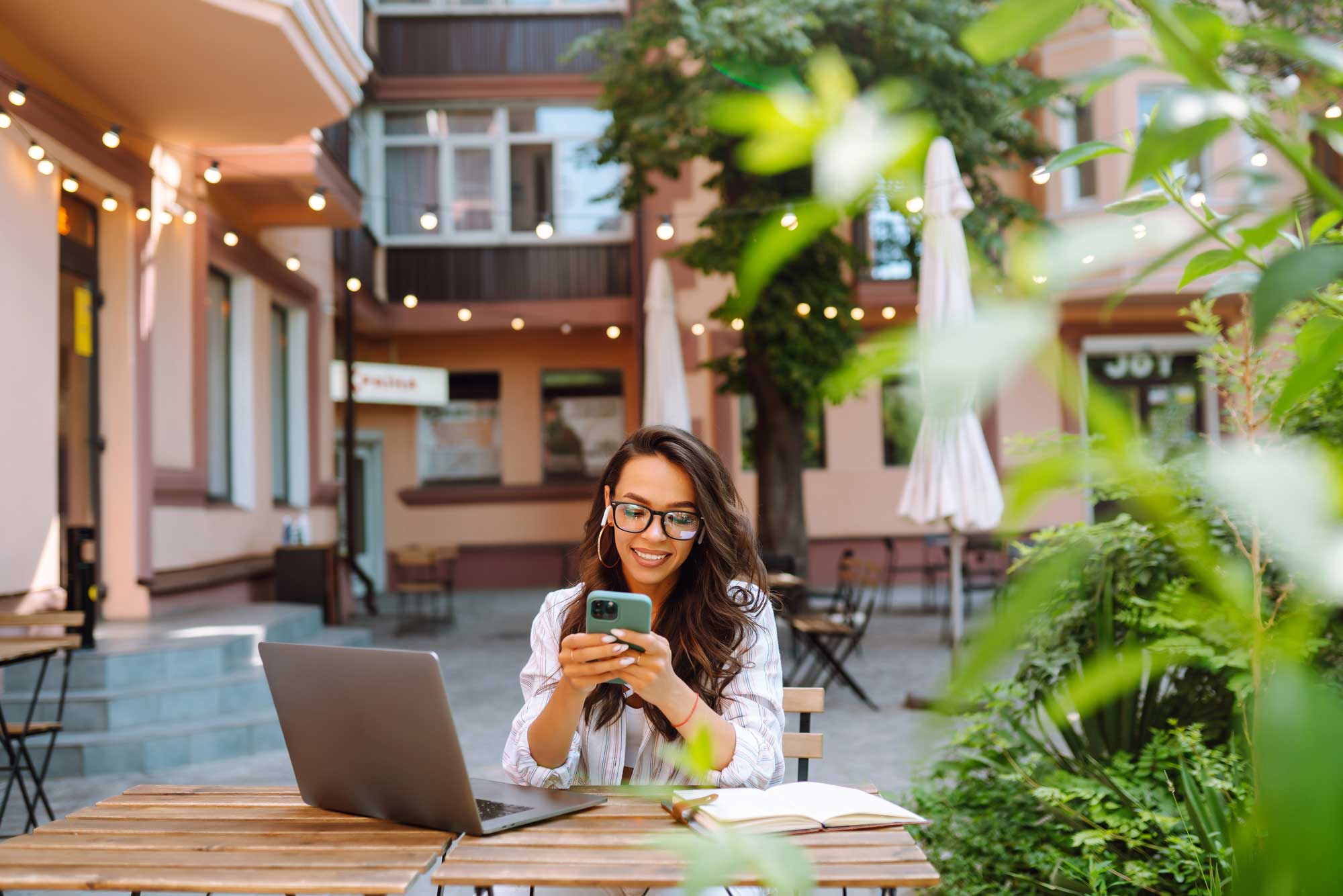 woman-reading-in-cafe